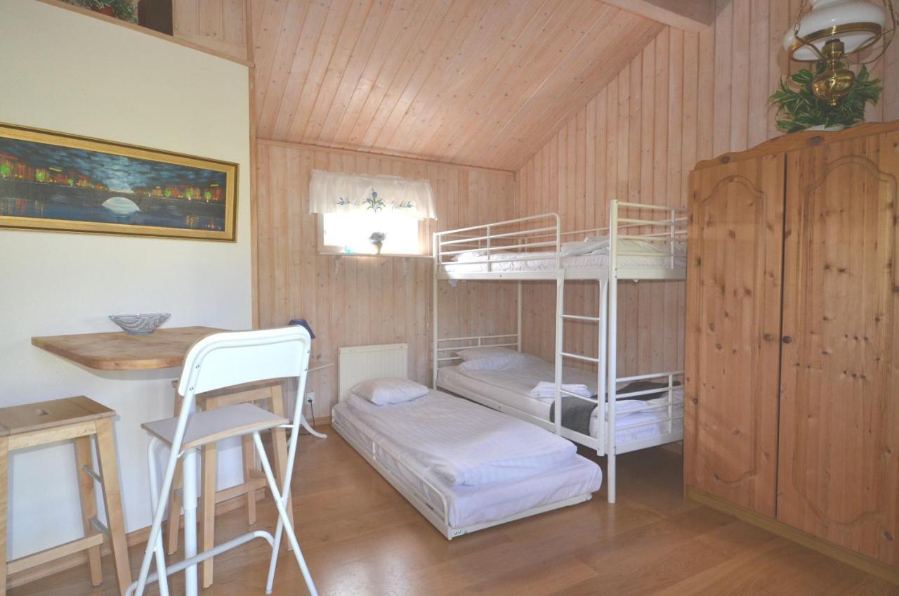 Rosenborgs Friluftspensionats Stugor Med Koek Färjestaden Exterior foto